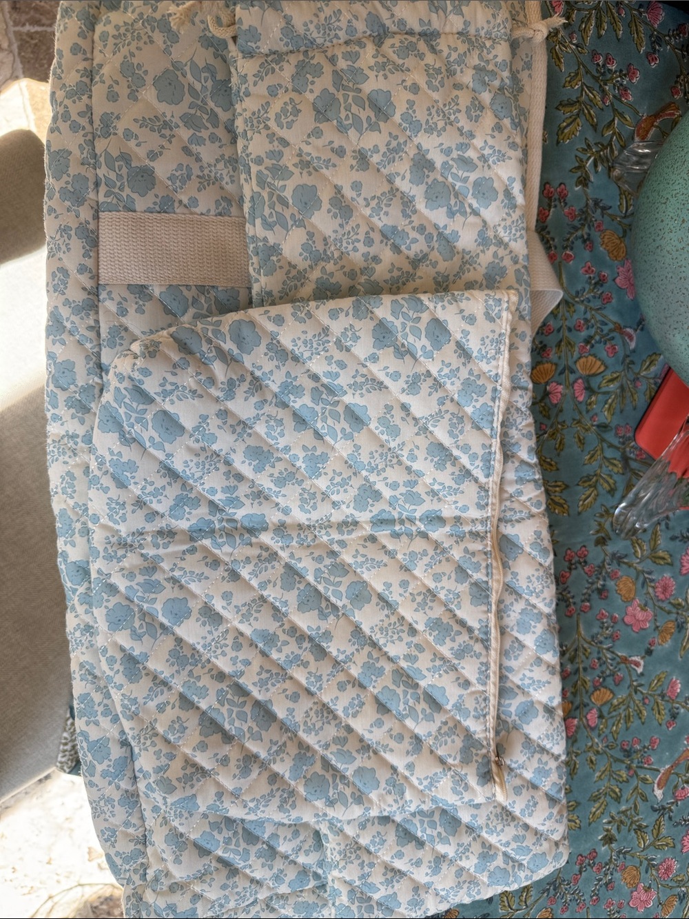 Mahjong Quilted Rack, Mat & Tile matching storage bags. Excellent condition.